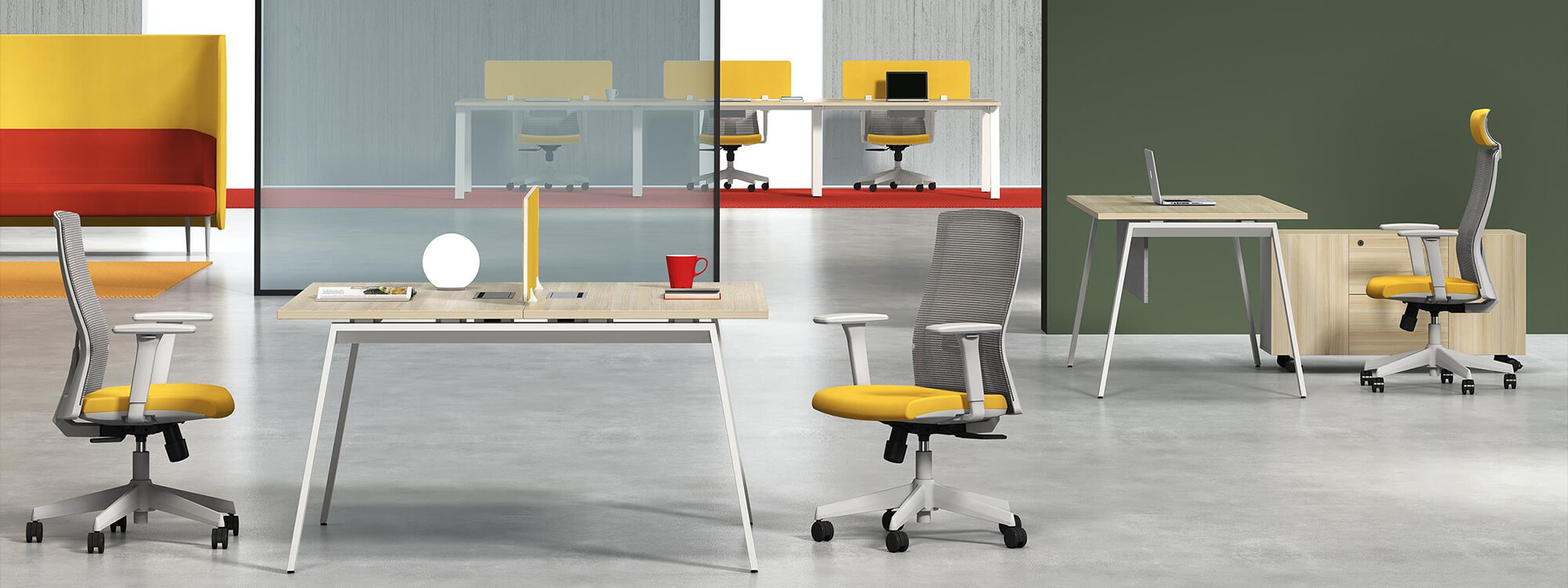 Dans le bureau se trouve un poste de travail à deux places à côté d'une chaise de bureau avec un coussin jaune.
