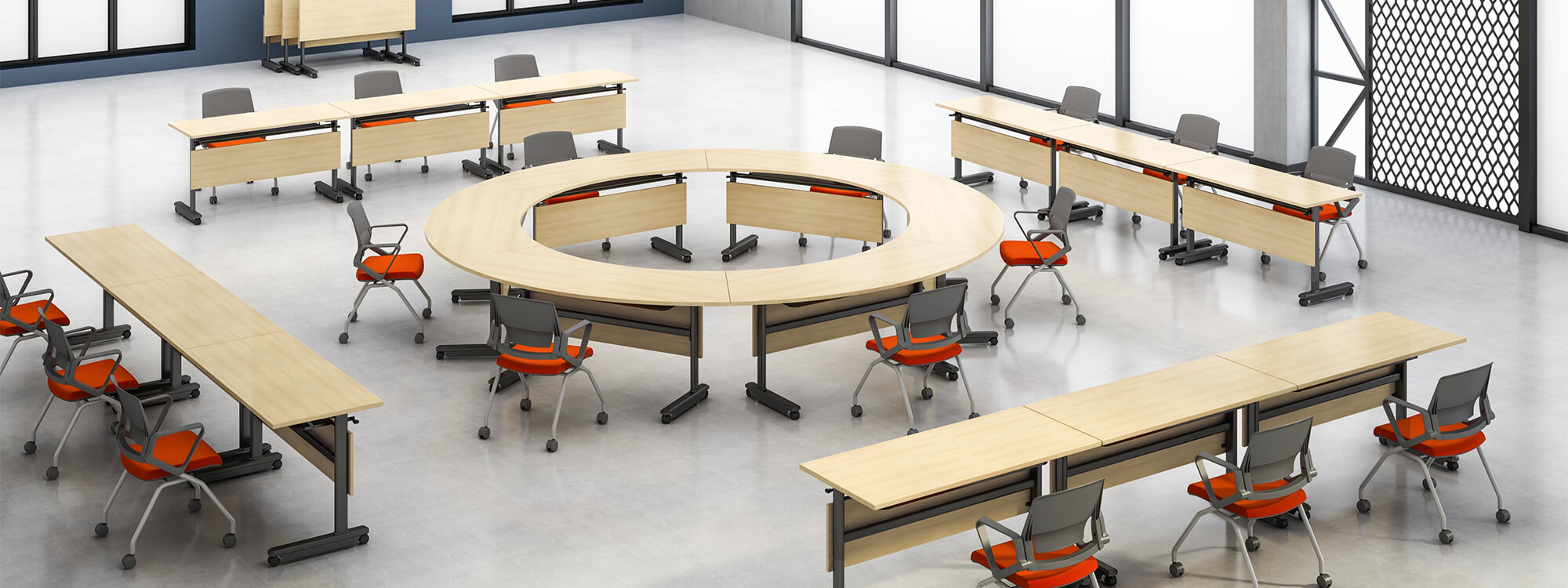 Peut être composé de tables de formation en bois rondes et rectangulaires et de bureaux mobiles