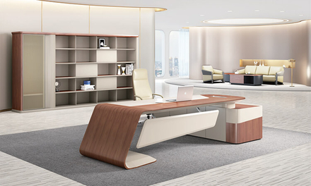 L'ensemble de bureau du PDG comprend un bureau de direction en forme de L de couleur noyer et un fauteuil de direction mobile, avec une grande bibliothèque intégrée derrière.
