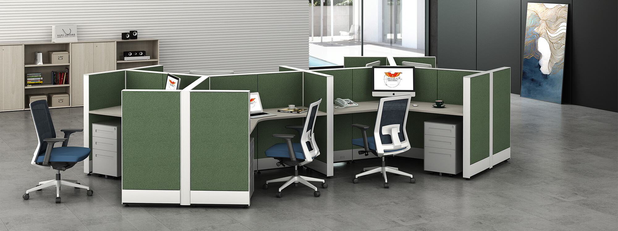 Les cabines multi-personnes en vert accueillent chaque employé avec un espace séparé qui réduit les distractions et augmente la productivité. 