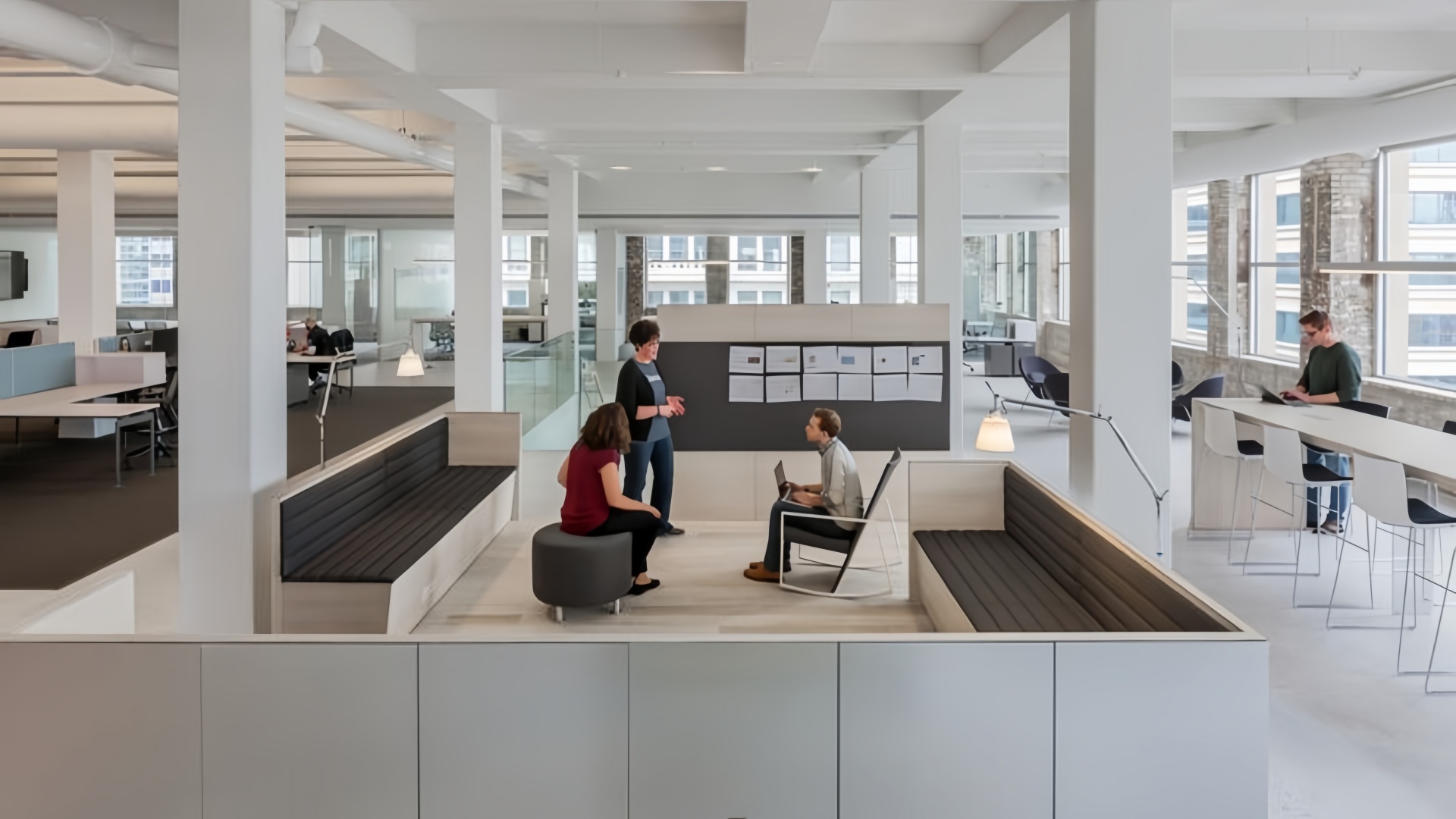 L’essor du mobilier de bureau minimaliste : pourquoi moins c’est plus dans les espaces de travail modernes