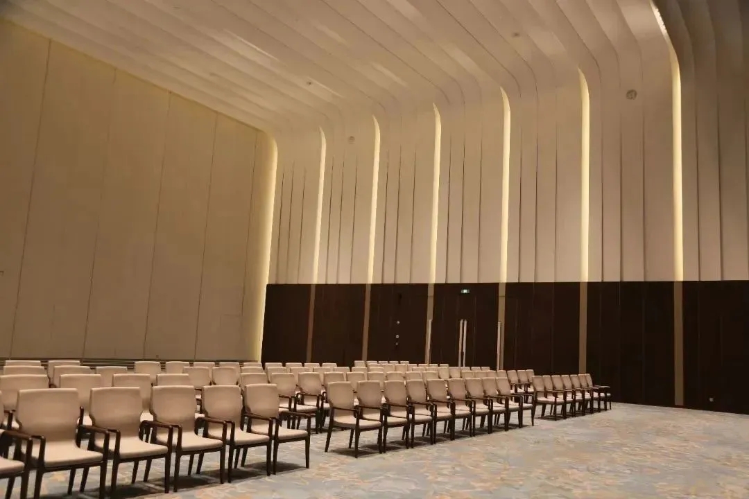 salle multifonctionnelle de mobilier de bureau