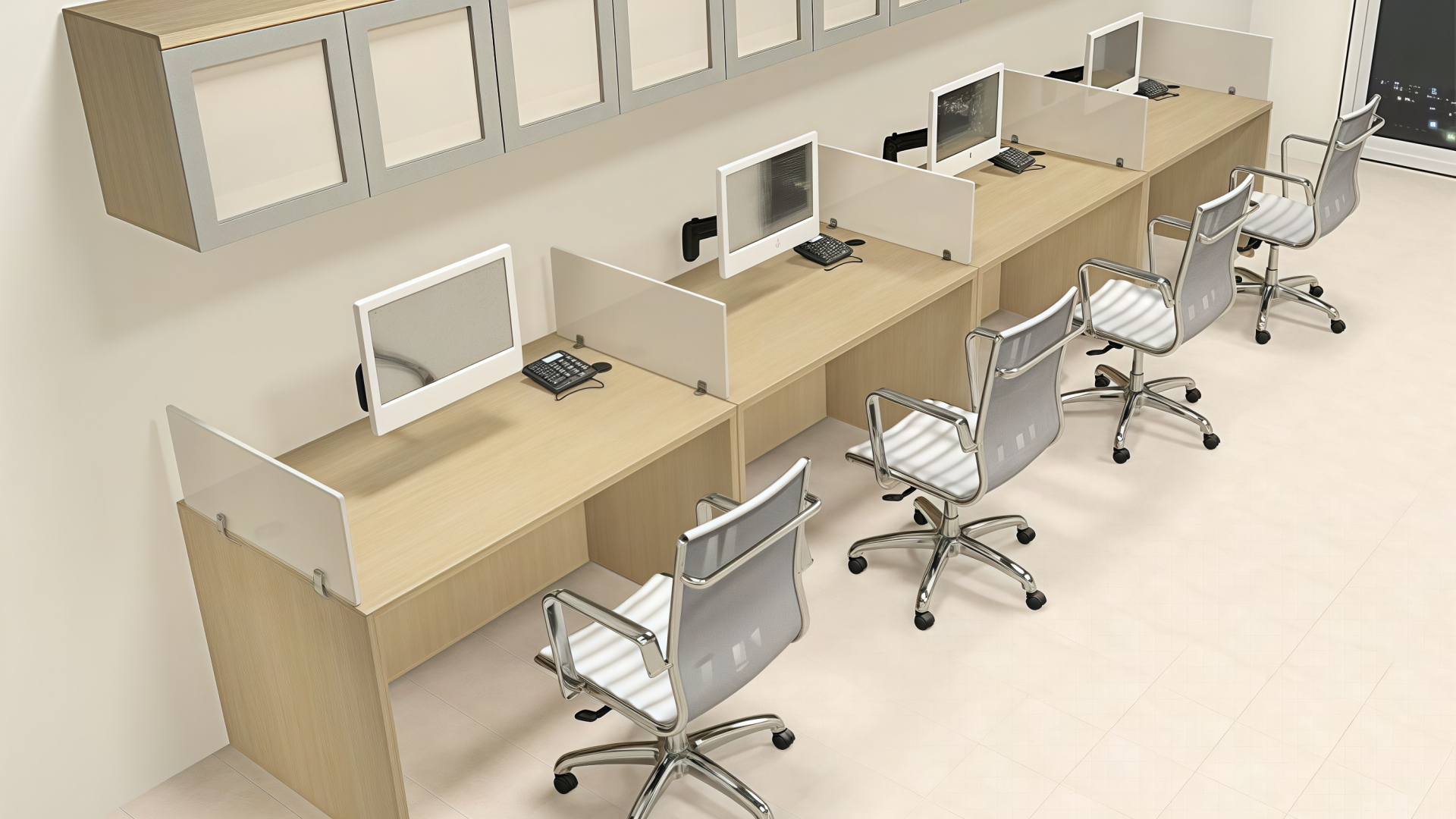 Disposition en rang&eacute;es (trois bureaux en ligne)